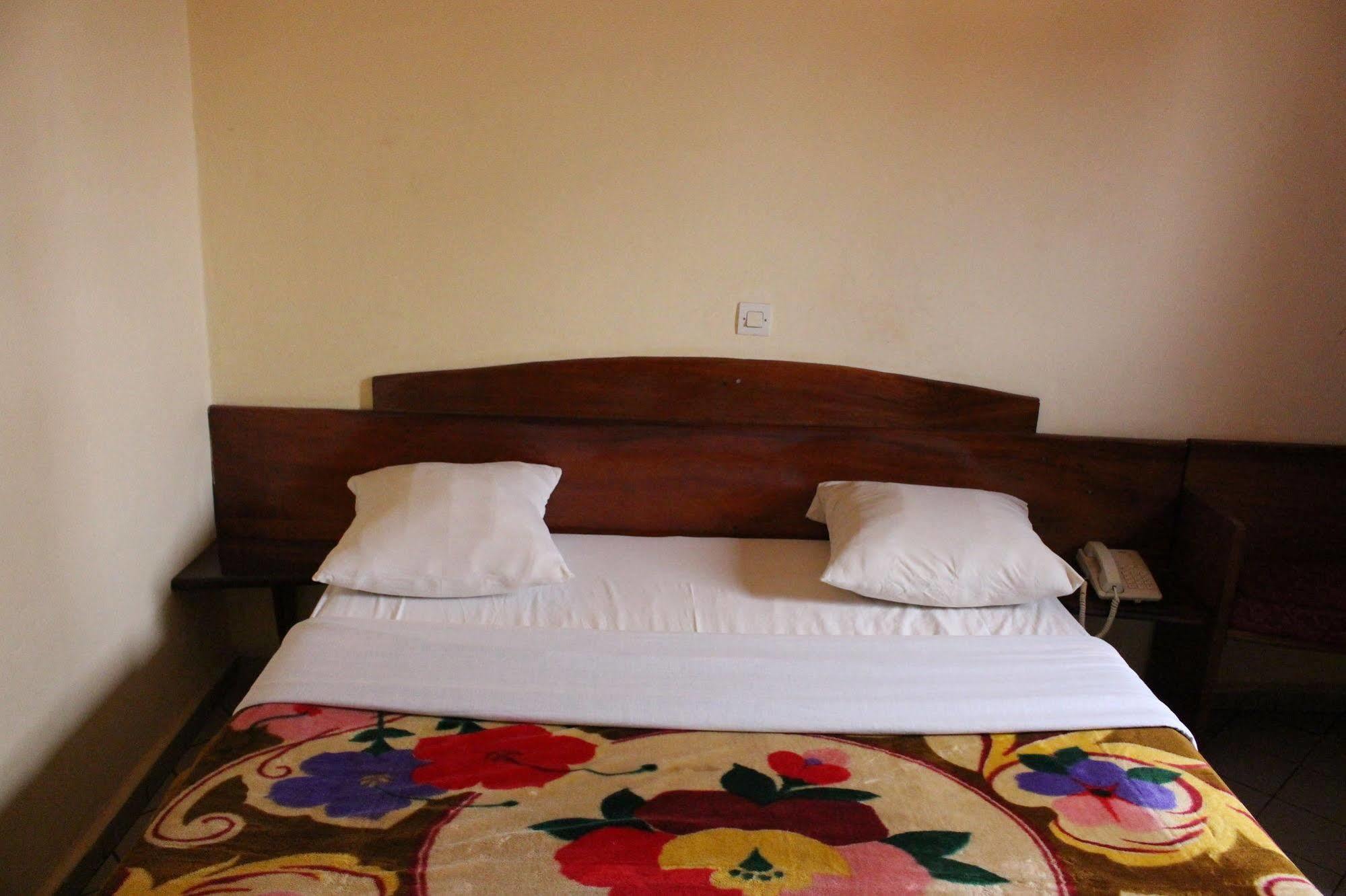 Hotel Altitel Bafoussam Exteriör bild